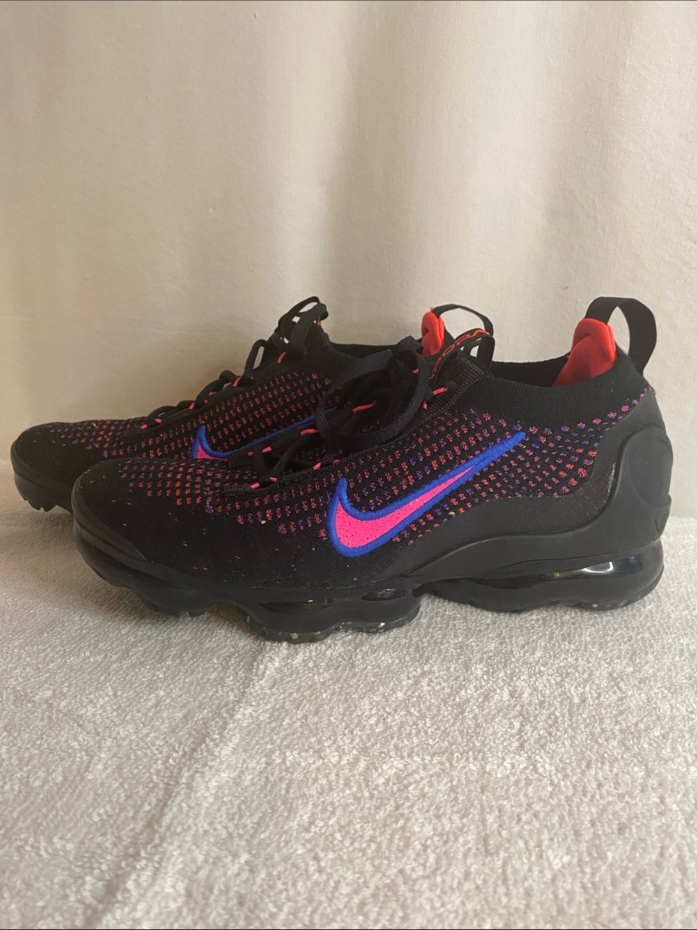 Nike Air VaporMax Flyknit hyper pink size 8 black pink blue